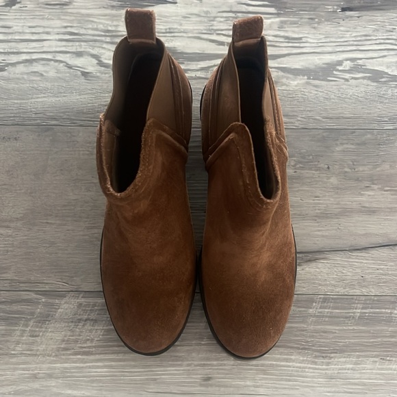 Crevo Suede Ankle Booties Size 6, 3 1/2 Inch Block Heel. - Picture 3 of 6